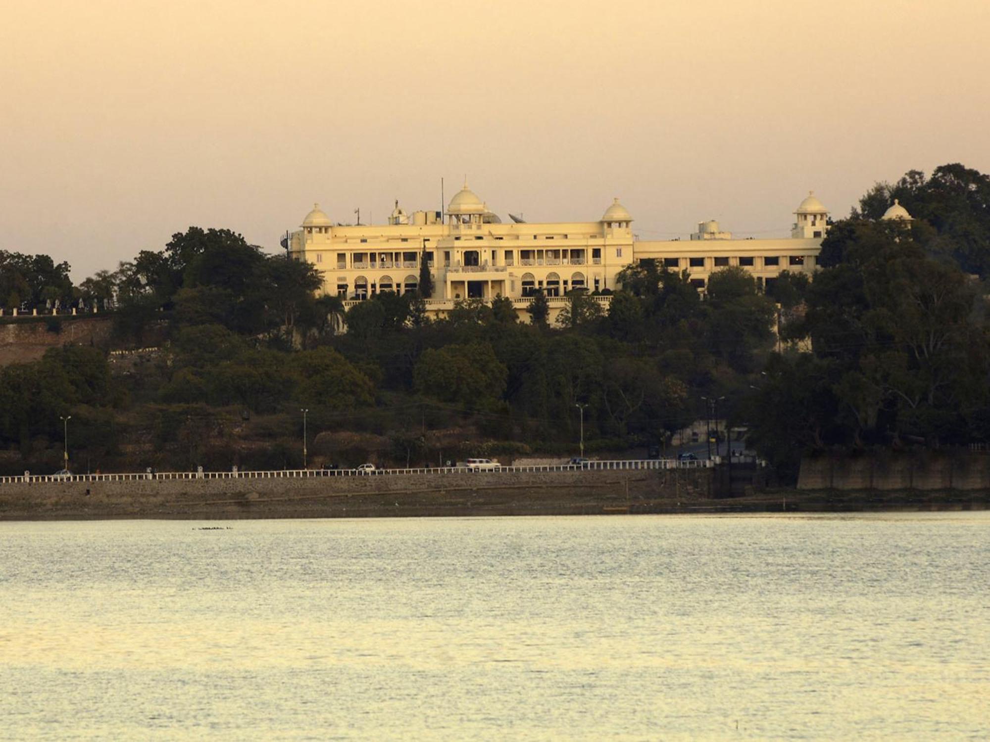 होटल The Lalit Laxmi Palace